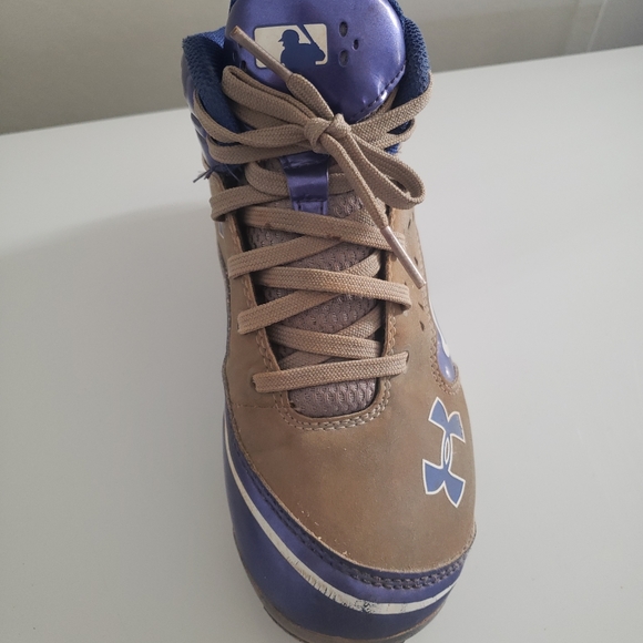 Boy’s Under Armour Baseball Cleats - Picture 10 of 16